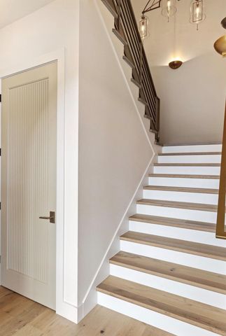 250 Hawthorne LN, Spicewood, TX 78669