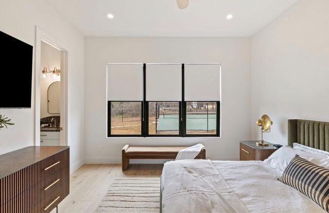 250 Hawthorne LN, Spicewood, TX 78669