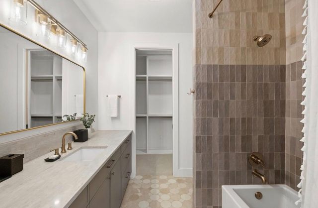 250 Hawthorne LN, Spicewood, TX 78669