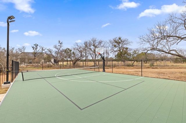 250 Hawthorne LN, Spicewood, TX 78669