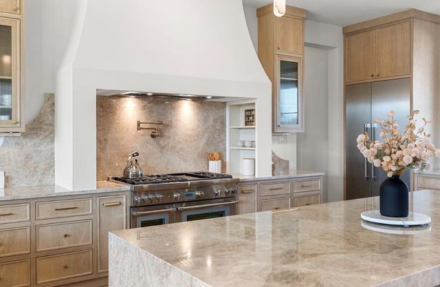 250 Hawthorne LN, Spicewood, TX 78669