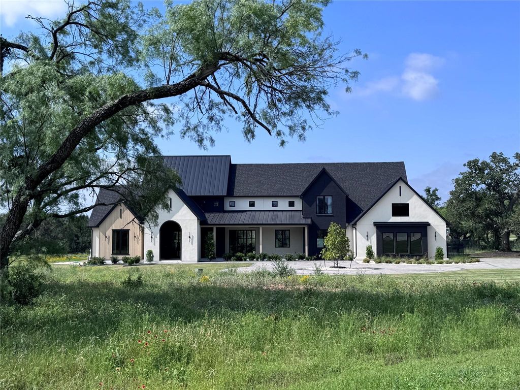 250 Hawthorne LN, Spicewood, TX 78669