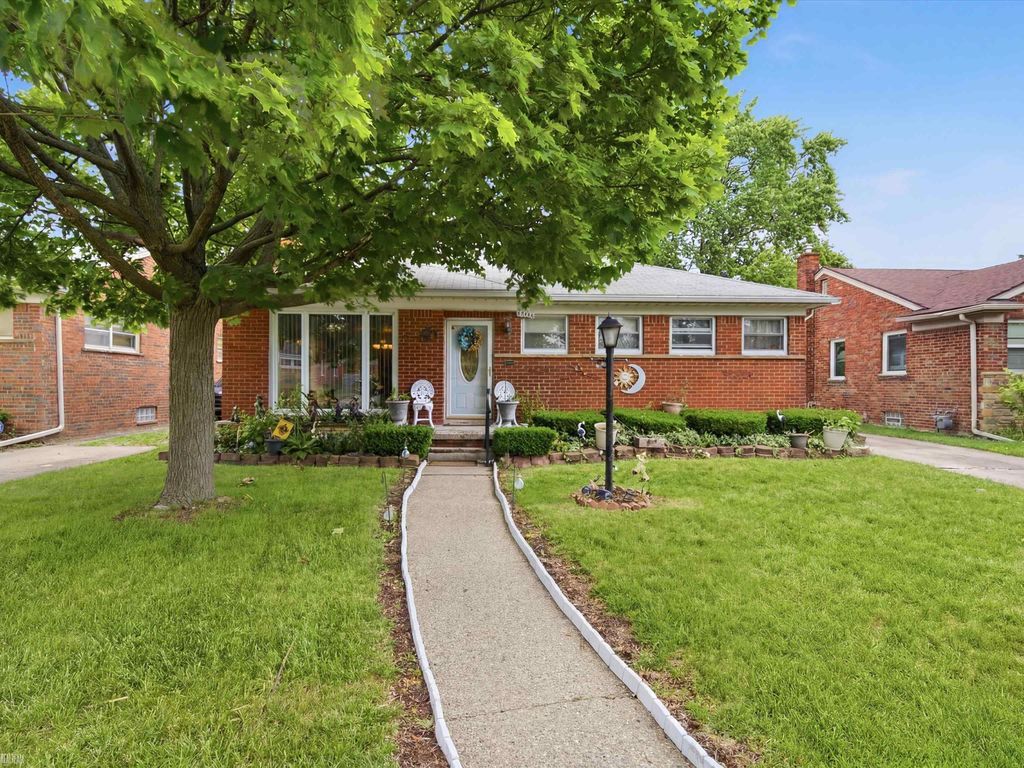 17101 Sprenger Avenue, Eastpointe, MI 48021
