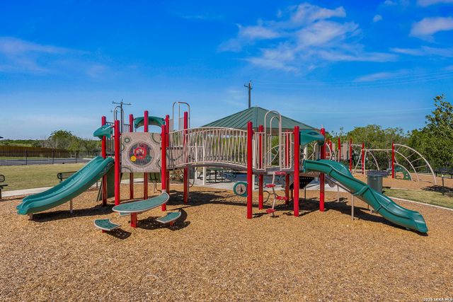 9527 Crestway Road, Converse, TX 78109