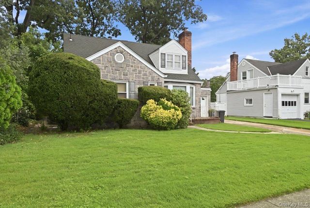 8 Redwood Road, New Hyde Park, NY 11040