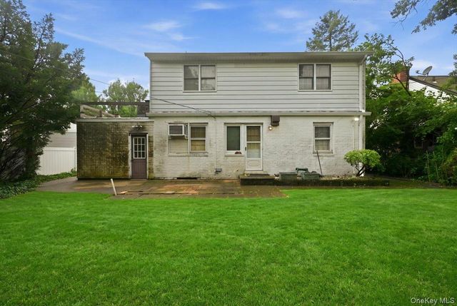 8 Redwood Road, New Hyde Park, NY 11040