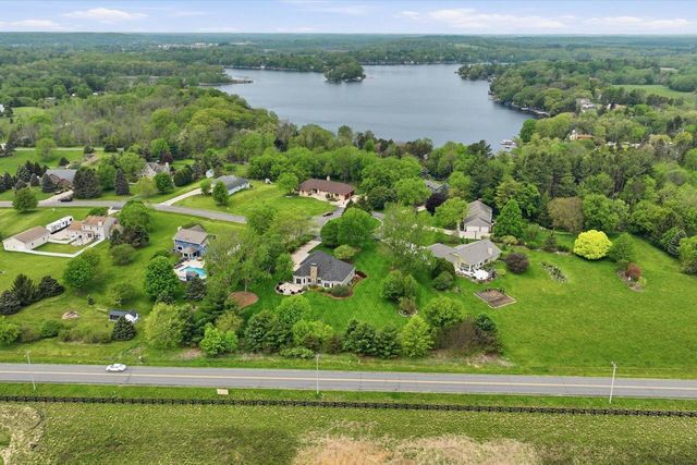 W280N8120 Black Diamond COURT, Hartland, WI 53029