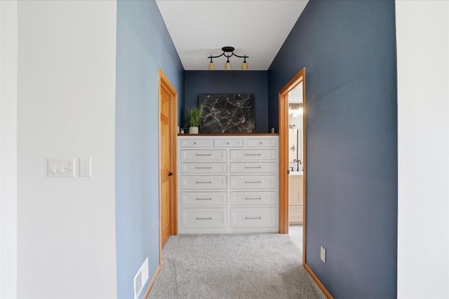 W280N8120 Black Diamond COURT, Hartland, WI 53029
