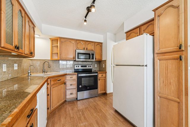 9205 29th Avenue N, New Hope, MN 55427