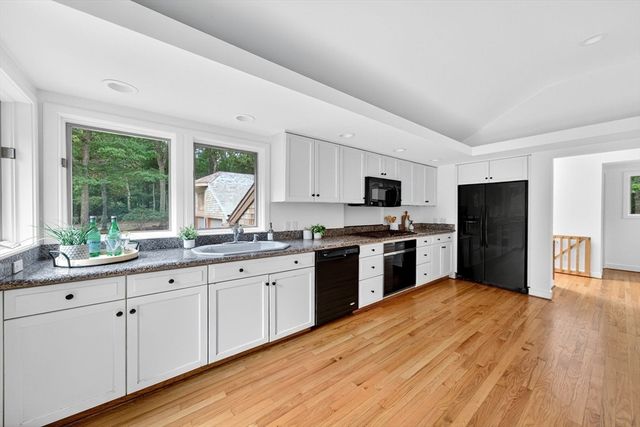 91 Piney Point Rd, Marion, MA 02738