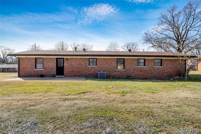 213 Springdale Drive, Belleville, IL 62223