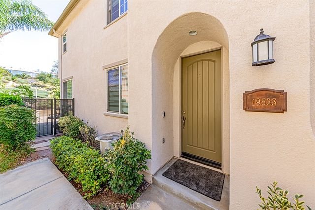 19523 Opal Lane, Saugus, CA 91350
