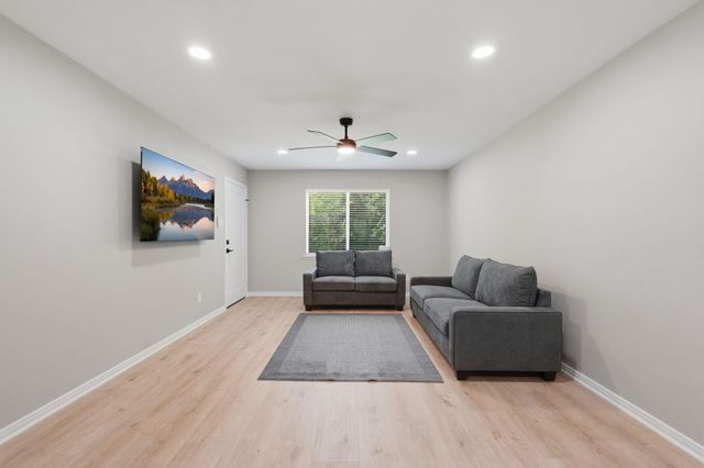 1919 20th Street, Huntsville, TX 77340