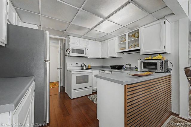18240 University Park Drive, Livonia, MI 48152