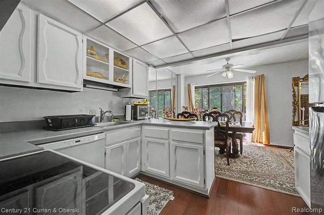 18240 University Park Drive, Livonia, MI 48152
