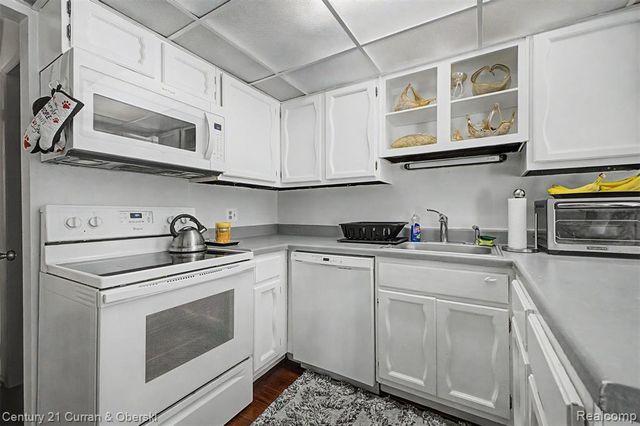 18240 University Park Drive, Livonia, MI 48152