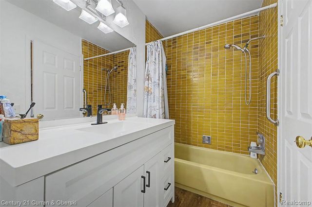 18240 University Park Drive, Livonia, MI 48152