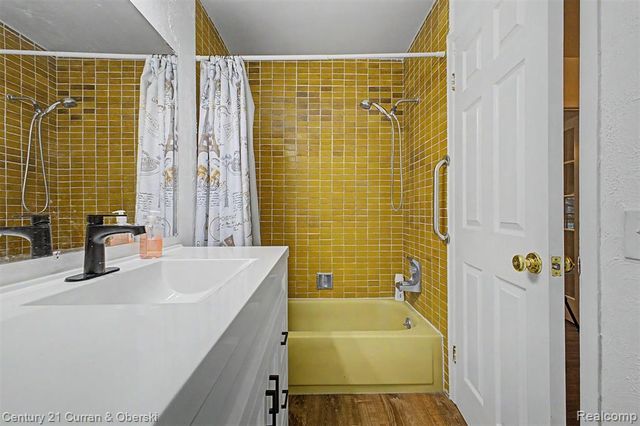 18240 University Park Drive, Livonia, MI 48152