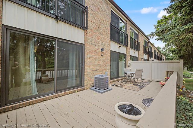 18240 University Park Drive, Livonia, MI 48152
