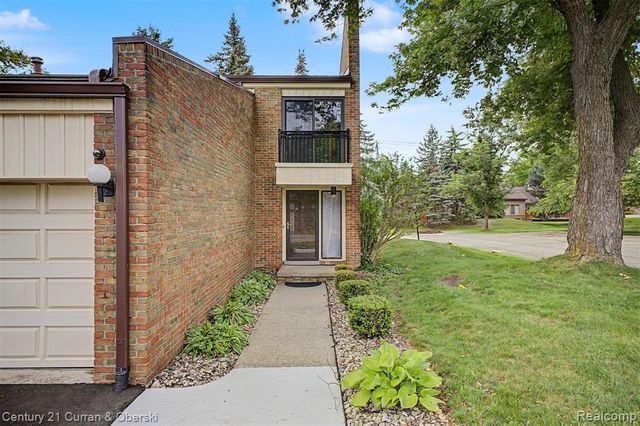 18240 University Park Drive, Livonia, MI 48152