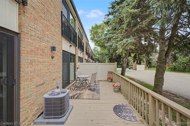 18240 University Park Drive, Livonia, MI 48152