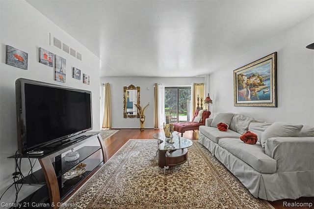18240 University Park Drive, Livonia, MI 48152