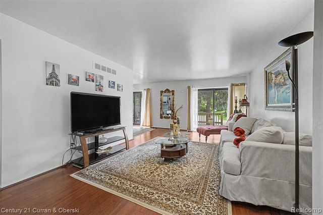 18240 University Park Drive, Livonia, MI 48152