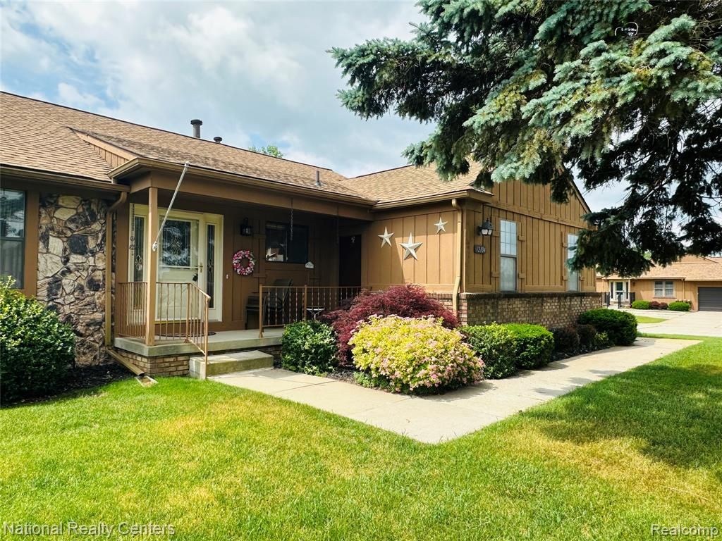 12104 Lexington Drive 3, South Lyon, MI 48178