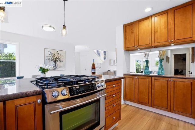 204 Centre Ct, Alameda, CA 94502