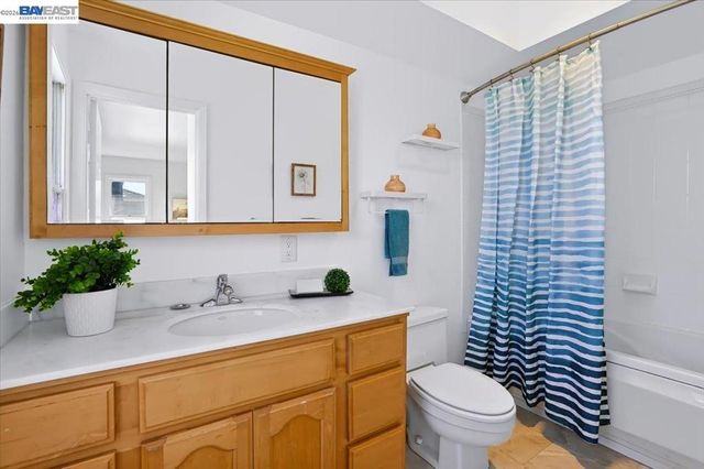 204 Centre Ct, Alameda, CA 94502