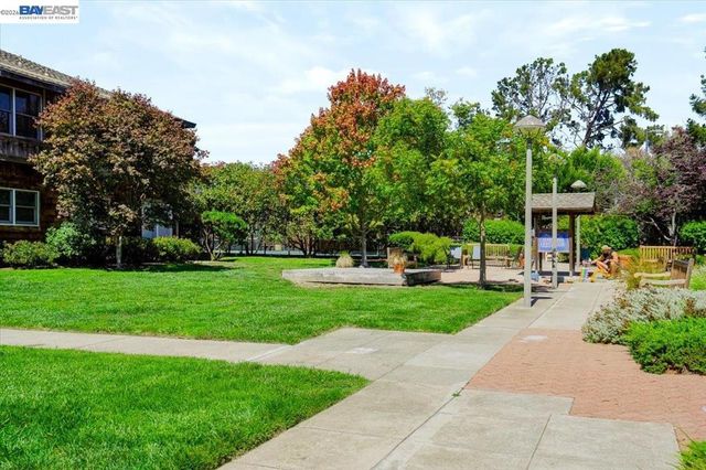 204 Centre Ct, Alameda, CA 94502
