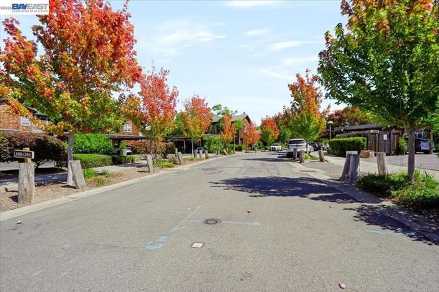 204 Centre Ct, Alameda, CA 94502