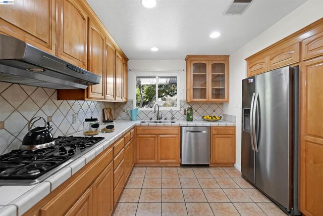 2076 Mento Dr, Fremont, CA 94539