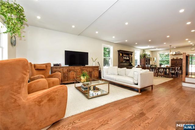 69 Wyckoff Avenue, Waldwick, NJ 07463