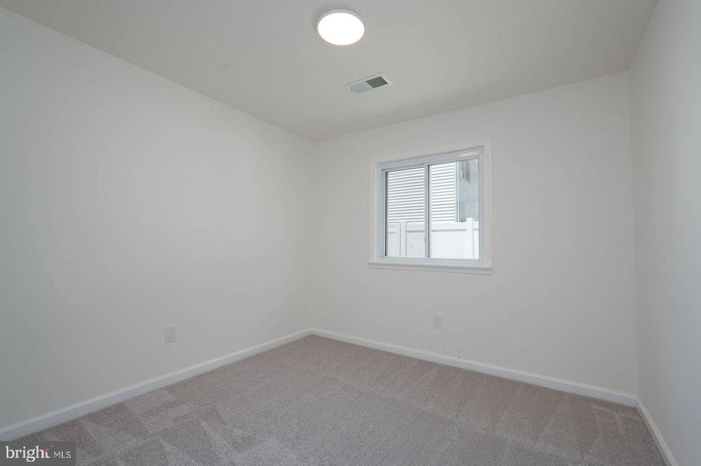 Image 11 of property listing at 2409 MARY PL, Fort Washington, MD 20744
