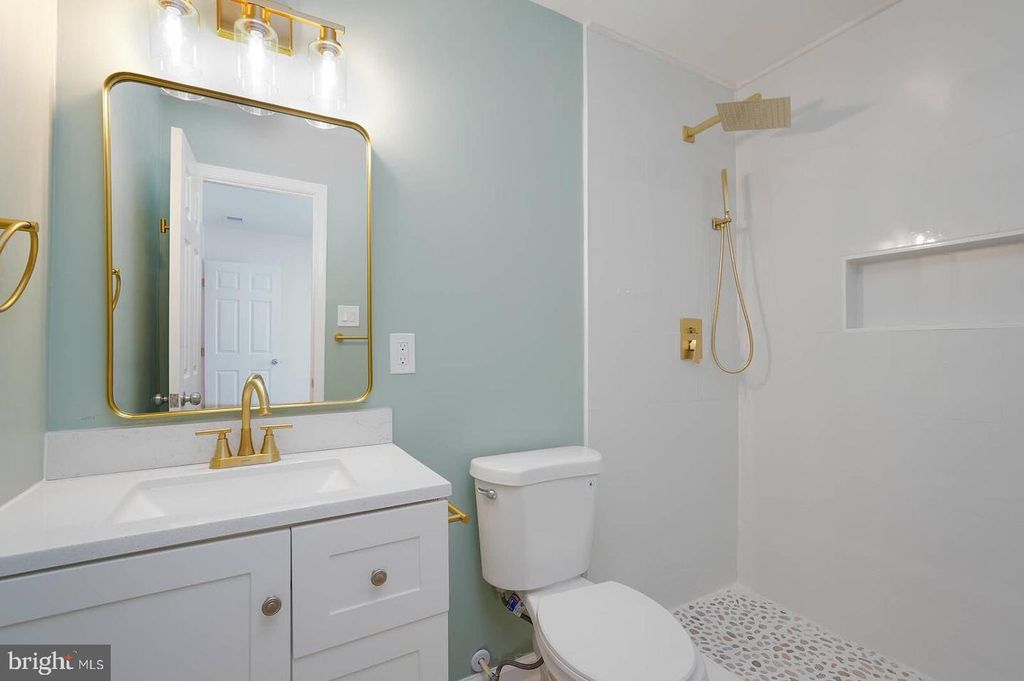 Image 14 of property listing at 2409 MARY PL, Fort Washington, MD 20744