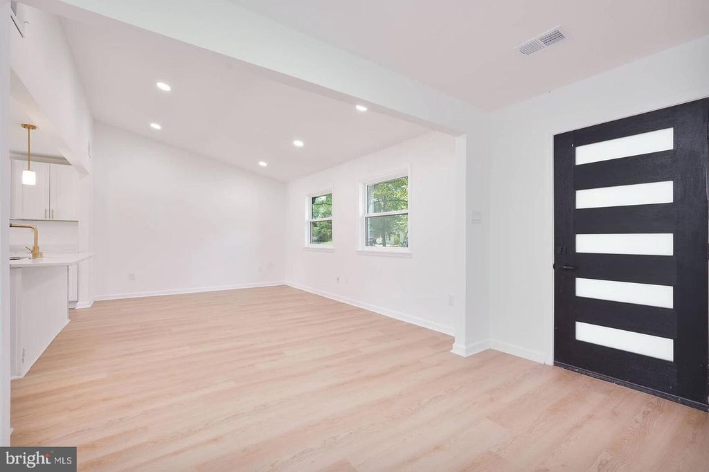 Image 16 of property listing at 2409 MARY PL, Fort Washington, MD 20744