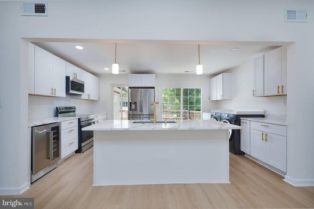 Image 19 of property listing at 2409 MARY PL, Fort Washington, MD 20744