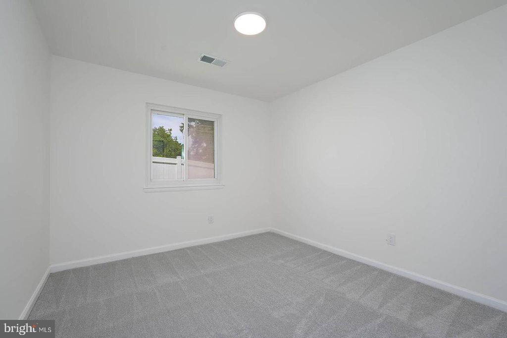 Image 9 of property listing at 2409 MARY PL, Fort Washington, MD 20744