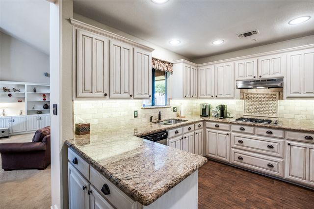 2126 Nob Hill, Carrollton, TX 75006