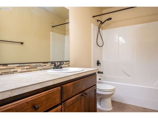 17550 Sw VANGUARD Ln, Beaverton, OR 97007