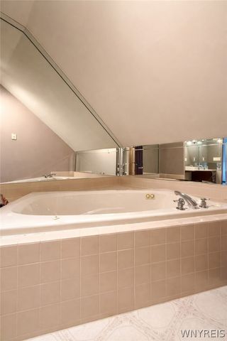 3226 East River Road, Grand Island, NY 14072