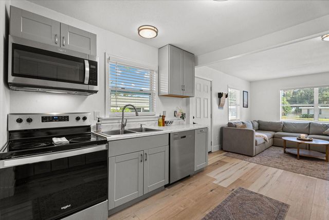 204 6TH AVENUE NW, Ruskin, FL 33570