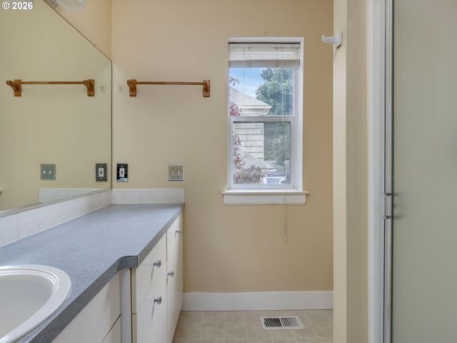 1709 Se CLINTON St, Portland, OR 97202