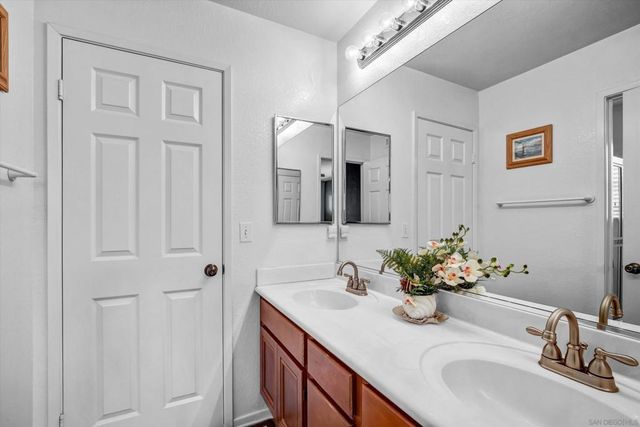 3985 Carino Way, Oceanside, CA 92057