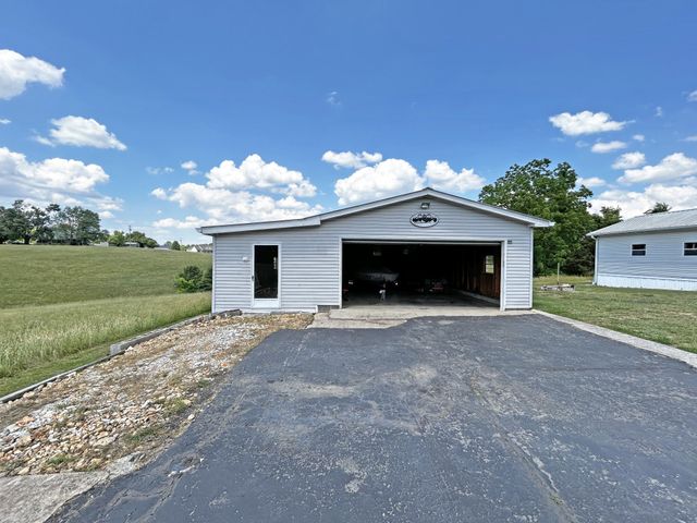 2065 Austin Rd, Lafayette, TN 37083