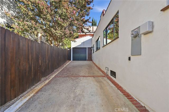 1222 Princeton Drive, Glendale, CA 91205