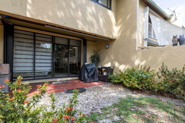 720 E Coco Plum Circle 5, Plantation, FL 33324