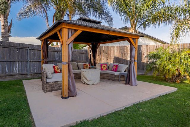 7447 Mills Grove Ct, Sacramento, CA 95828