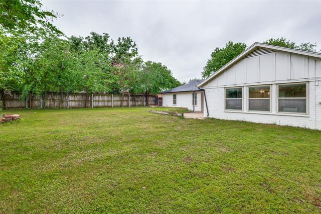 2744 Meadow Green, Bedford, TX 76021